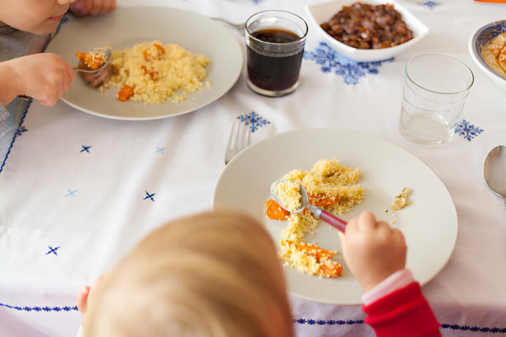 Bebé comiendo cuscús BLW Bebé comiendo cuscús BLW