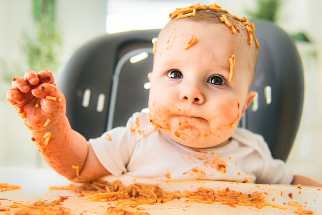 Bebé comiendo pasta