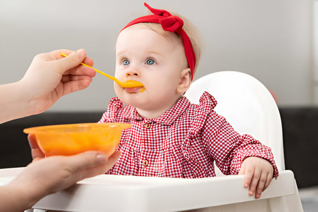Bebé comiendo puré de pollo