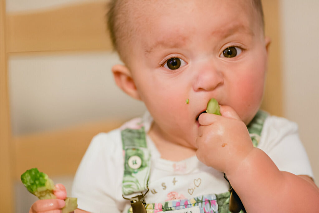 Bebé comiendo sólidos