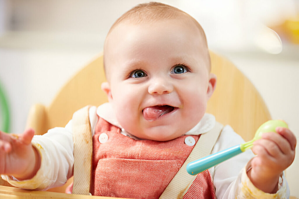 Señales de que tu bebé está preparado para comer sólidos