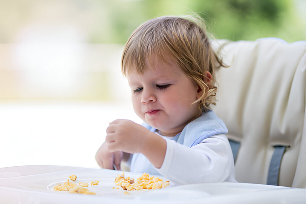 Bebé comiendo huevos revueltos