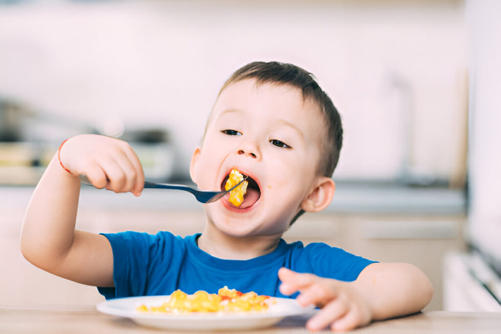 Niño comiendo tortilla BLW
