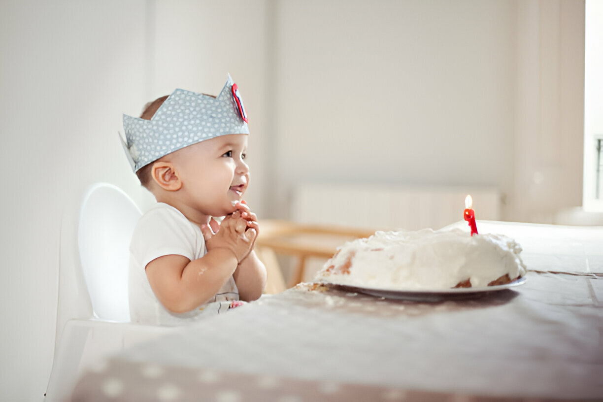 Bebé comiendo tarta adaptada